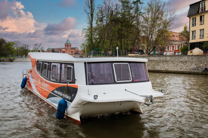 Statek Odyseja na Odrze we Wrocławiu
